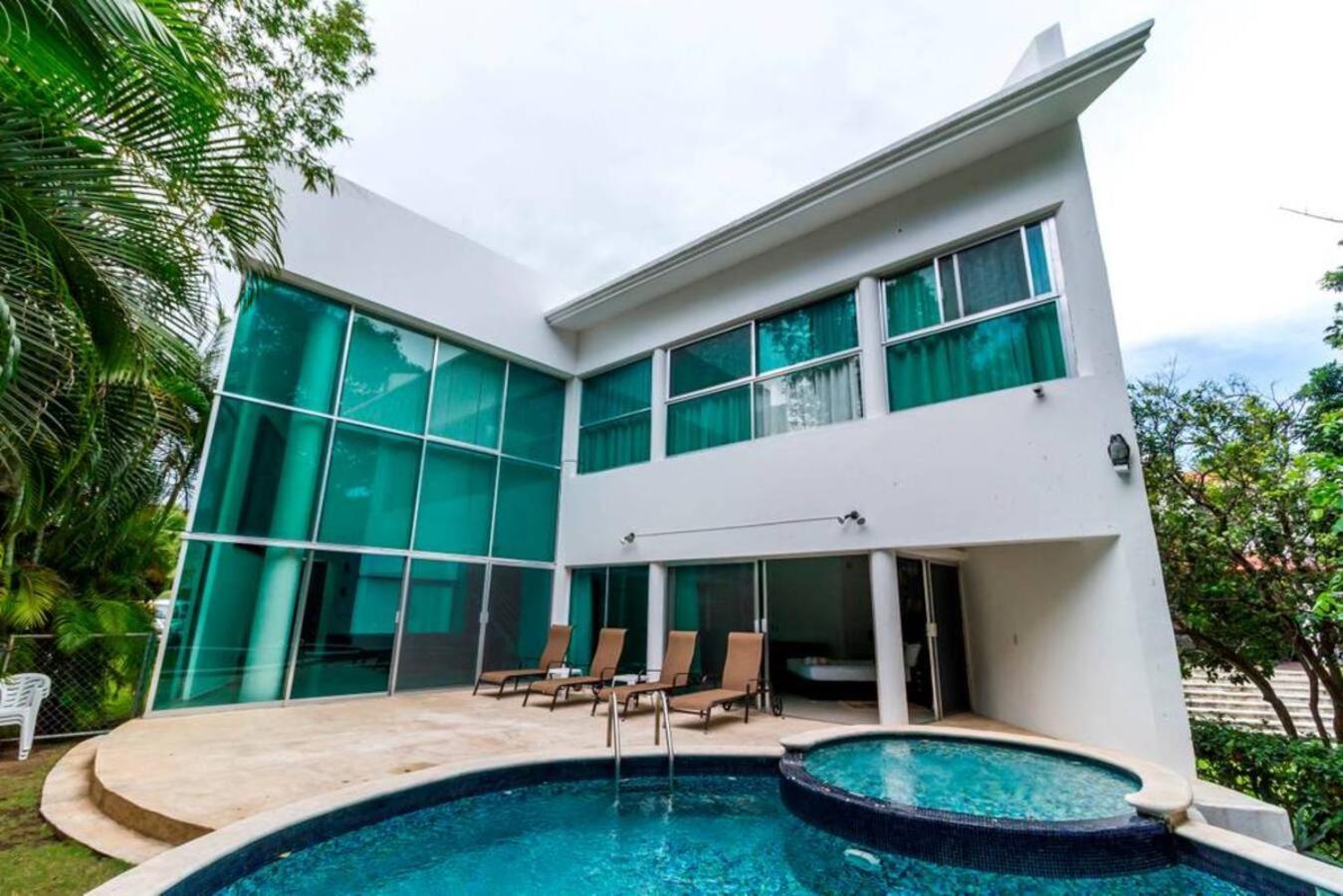 Tropical Private Pool In Gated Upscale Area Villa *